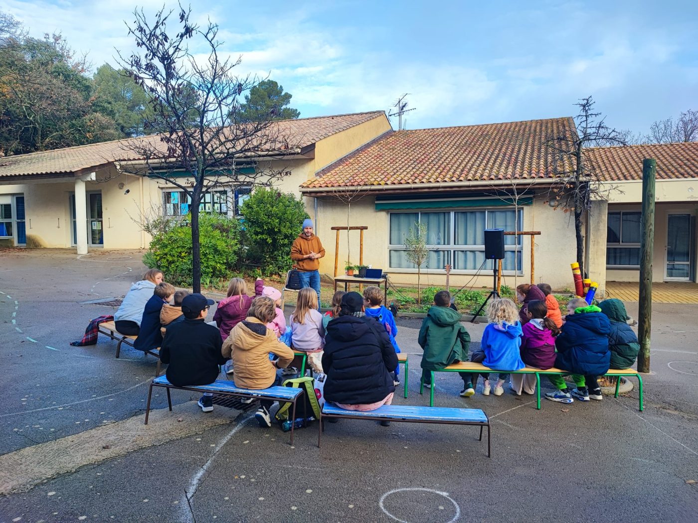 Atelier musique des plantes avec des enfants, en école